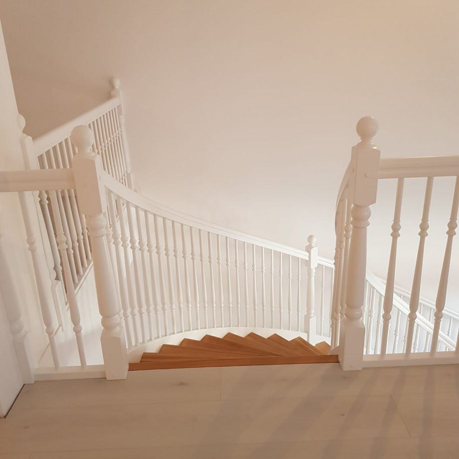bílé schodiště